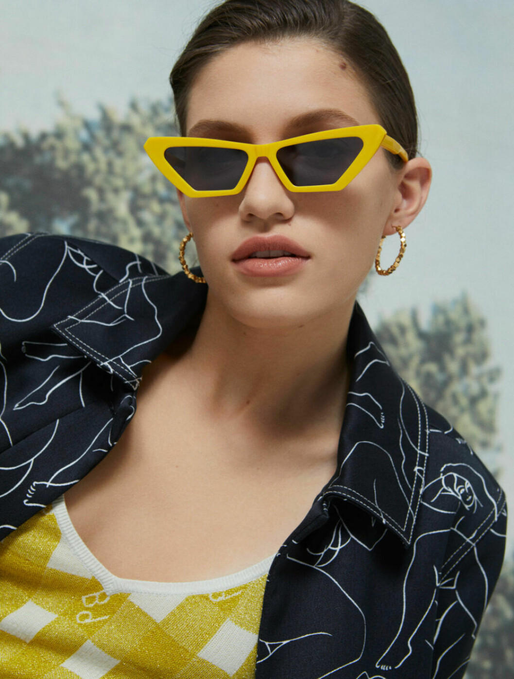 Kappa, 5 299 kr, By Malene Birger. Tröja, 1 200 kr, Baum und Pferdgarten. Kjol, 499 kr, Lindex. Väska, 3 150 kr, Little Lifffner. Solglasögon, 1 299 kr, Chimi Eyewear. Örhängen, 740 kr, Jane Kønig. Underbara mönster möter gult våren 2019