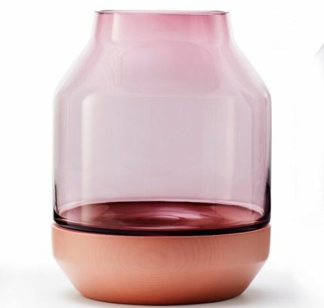 Vas <em>Elevated</em> av glas och askträ, design Thomas Bentzen, 849 kr, Muuto. vas-elevated-rosa