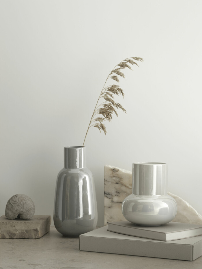 Vaserna <em>Fnittrig</em> reflekterar ljuset och dekorerar hemmet med vårens kvistar. vas fnittrig från ikea