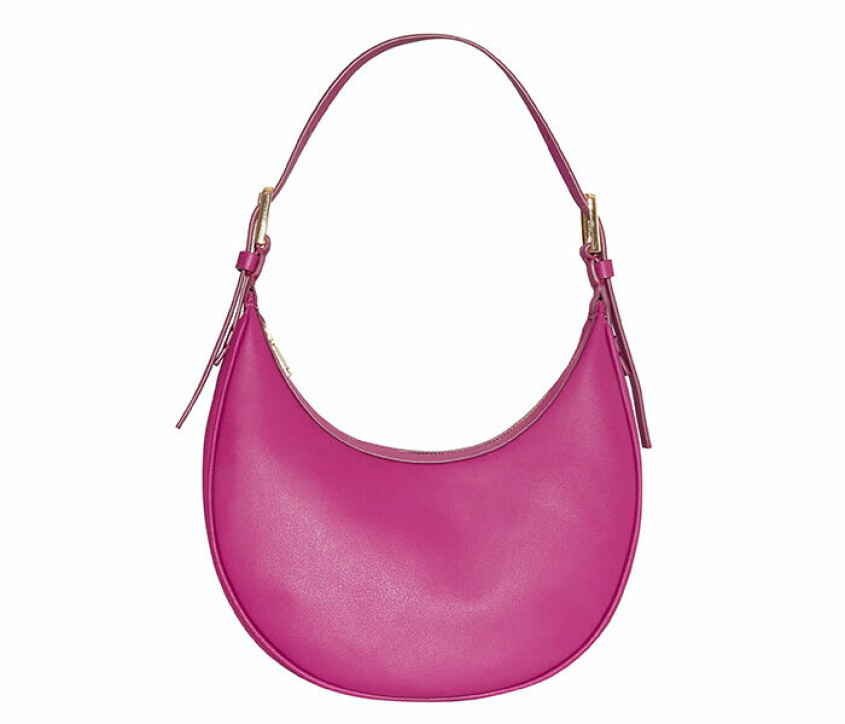 <a target="_blank" rel="nofollow" href="https://www.cos.com/en_eur/women/accessories/bags/product.leather-crescent-bag-black.1153253001.html">Rosa skinnväska</a>, 1750 kr. väska