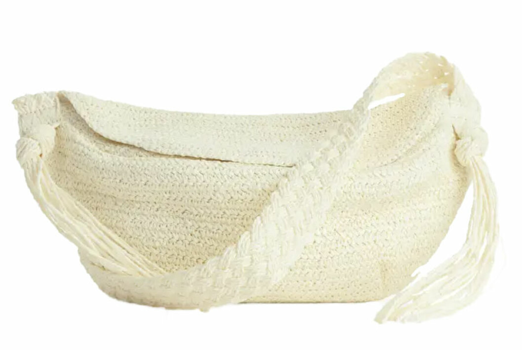 vit stråväskan i off-white från arket.