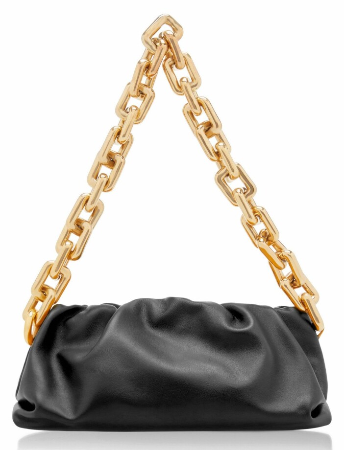 Väska från Bottega Veneta med trendig kedjedetalj. Se mer här.