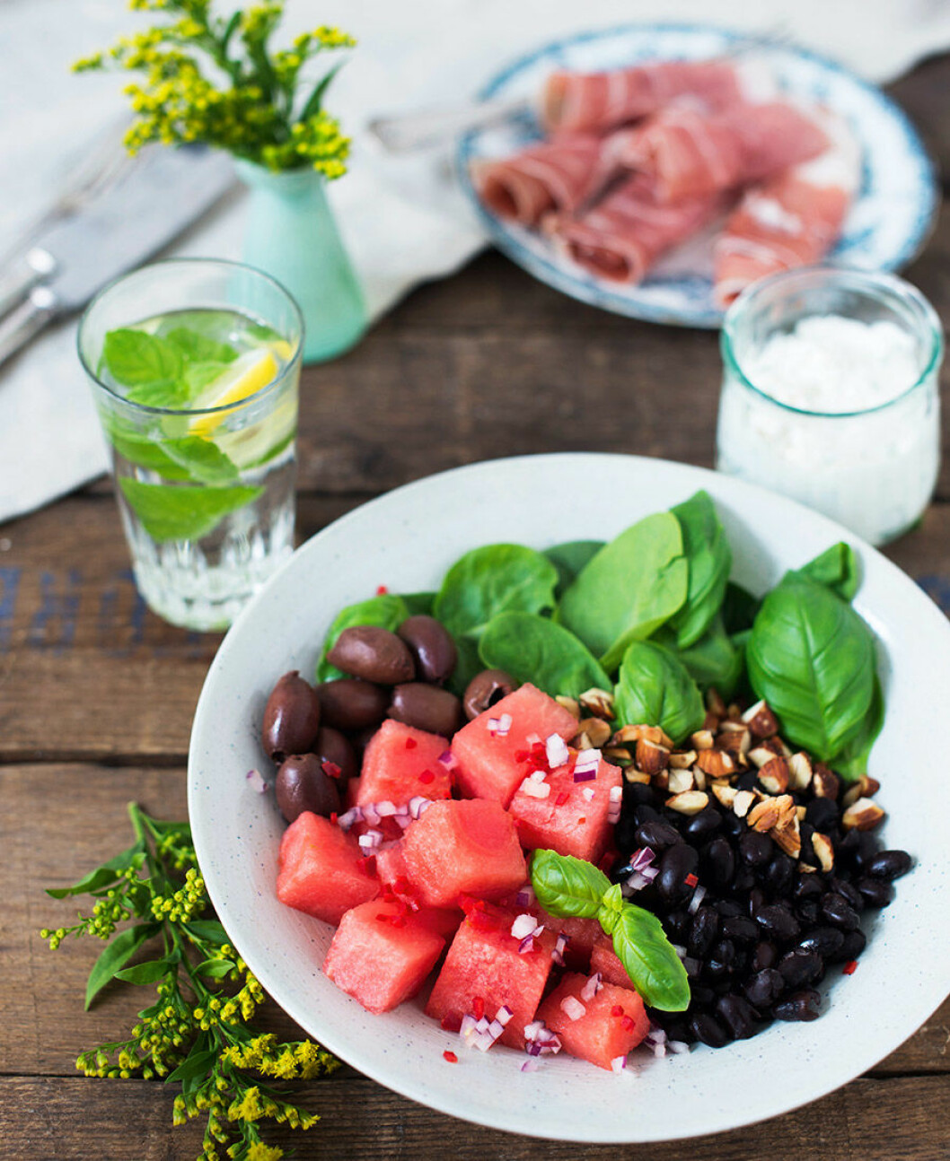 Vattenmelon med parmaskinka, bönor och rostade mandlar. Vattenmelon med parmaskinka, bönor och rostade mandlar.