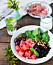 Recept på sallad med mathavre, jordgubbar och halloumi.