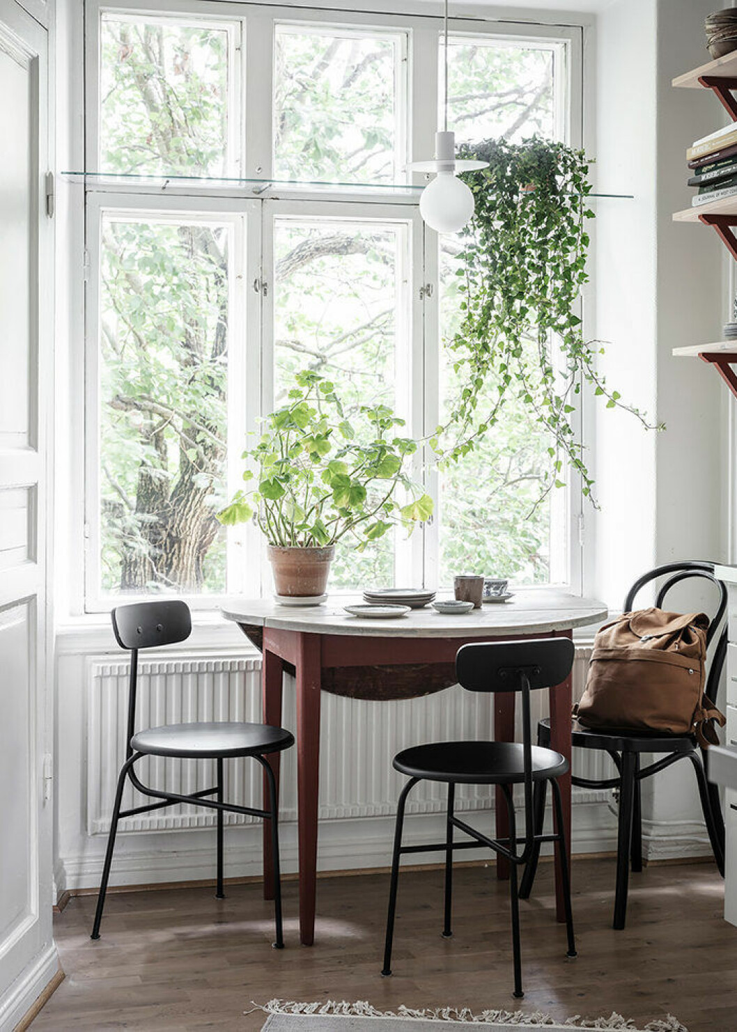Inred med grönska och växter i hemmet. Foto: Anders Bergstedt Styling: Ellis Roshandel/Nouvel Interior för <a href="https://www.instagram.com/entrancemakleri/" target="_blank" rel="noopener">Entrance Fastighetsmäkleri</a>/mäklare: Erika Bergholm Gröna växter i ljust kök compact living-matplats