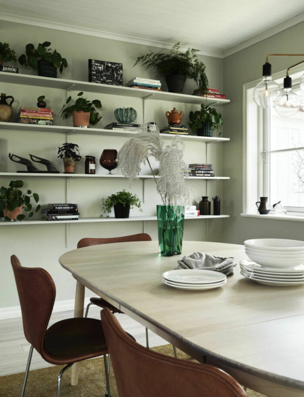 Foto: Jonas Ingerstedt Styling: Josefin Andersson Syns i: <a href="https://www.elle.se/decoration/avskalat-och-stilrent-hemma-hos-stylein-designern-i-soderort/" target="_blank" rel="noopener">”Avskalat och stilrent hemma hos Stylein-designern i söderort”</a> Växternas placering spelar roll.