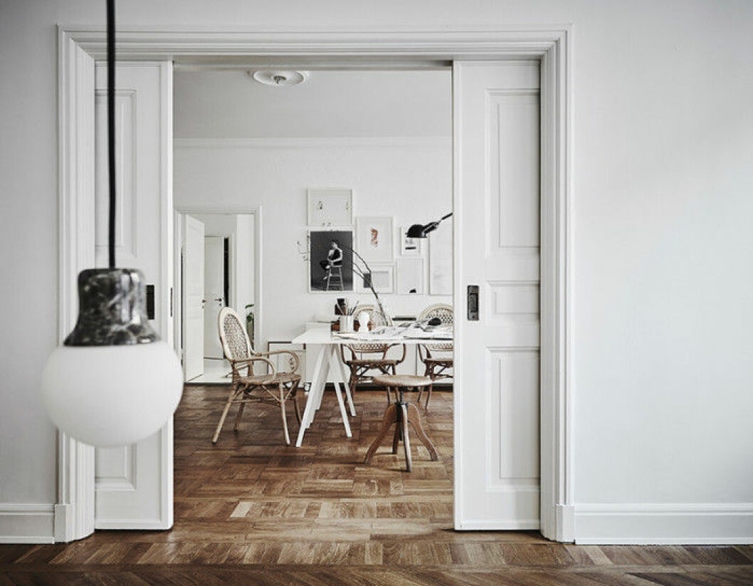 Foto: <a href="http://www.andersbergstedt.com/">Anders Bergstedt</a> för <a href="http://entrancemakleri.se/hem-till-salu/">Entrance Mäkleri</a> Bilden publicerades ursprungligen i<a href="http://www.elledecoration.se/decoration/veckans-dromhem-pa-hemnet-klassiskt-med-modern-touch/"> ”Veckans drömhem: Klassiskt med en modern touch”</a> veckansdromhem_introbild