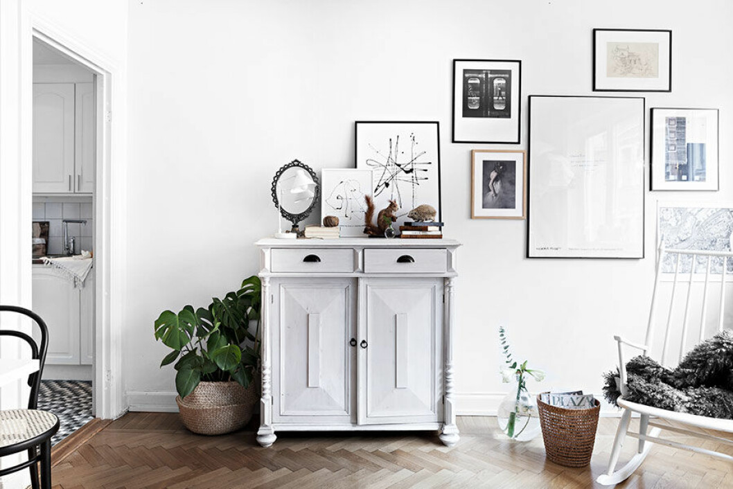 Bild från <a href="https://www.elle.se/decoration/veckans-dromhem-bohemisk-och-yteffektiv-funkisparla/">”Veckans drömhem: Bohemisk och yteffektiv funkispärla”</a> Foto: <a href="http://www.jspinnell.com/" target="_blank">Johan Spinnell</a> för <a href="http://historiskahem.se/" target="_blank">Historiska Hem</a> veckansdromhem_skap_tavelvagg