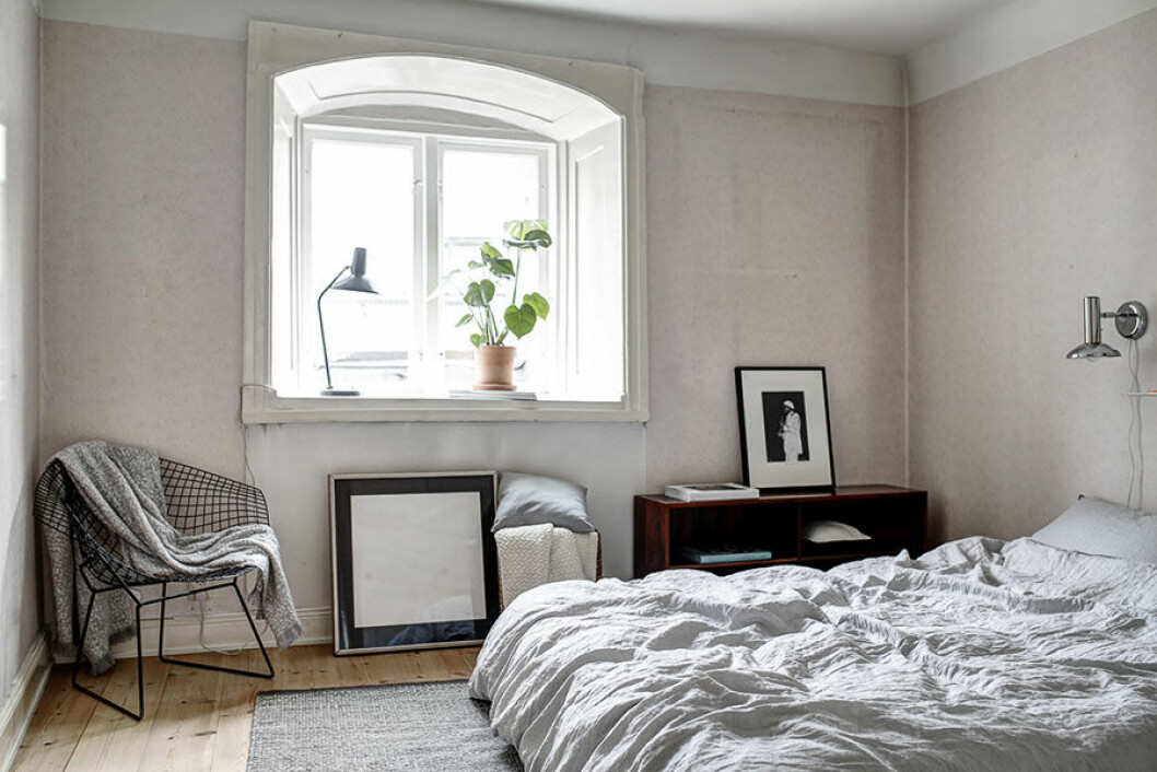 Bild från <a href="https://www.elle.se/decoration/veckans-dromhem-bohemchict-med-1960-talskansla/">”Veckans drömhem: Bohemchic 1960-talskänsla i Gamla Stan”</a> Foto: Christian Olsson/<a href="http://clearcutfactory.com/index.html" target="_blank">Clearcutfactory </a>för <a href="http://www.husmanhagberg.se/" target="_blank">HusmanHagberg</a> veckansdromhem_sovrum
