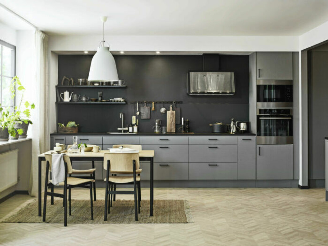 Vedums svanenmärkta luckor <em>Nora</em> i grått har tydlig trästruktur som skapar värme och ett mjukt intryck, trots den moderna designen. Foto: Vedum. Köksluckor Nora i grått från Vedum