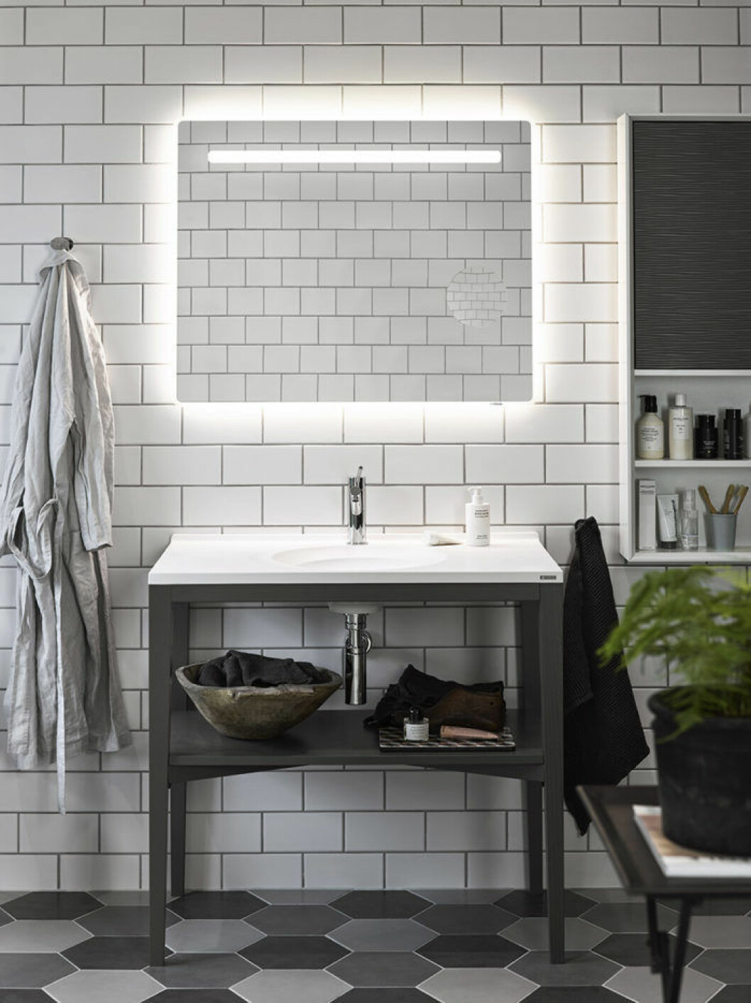Tvättställspaket <em>Ar</em>t med antracitgrå benstativ.
