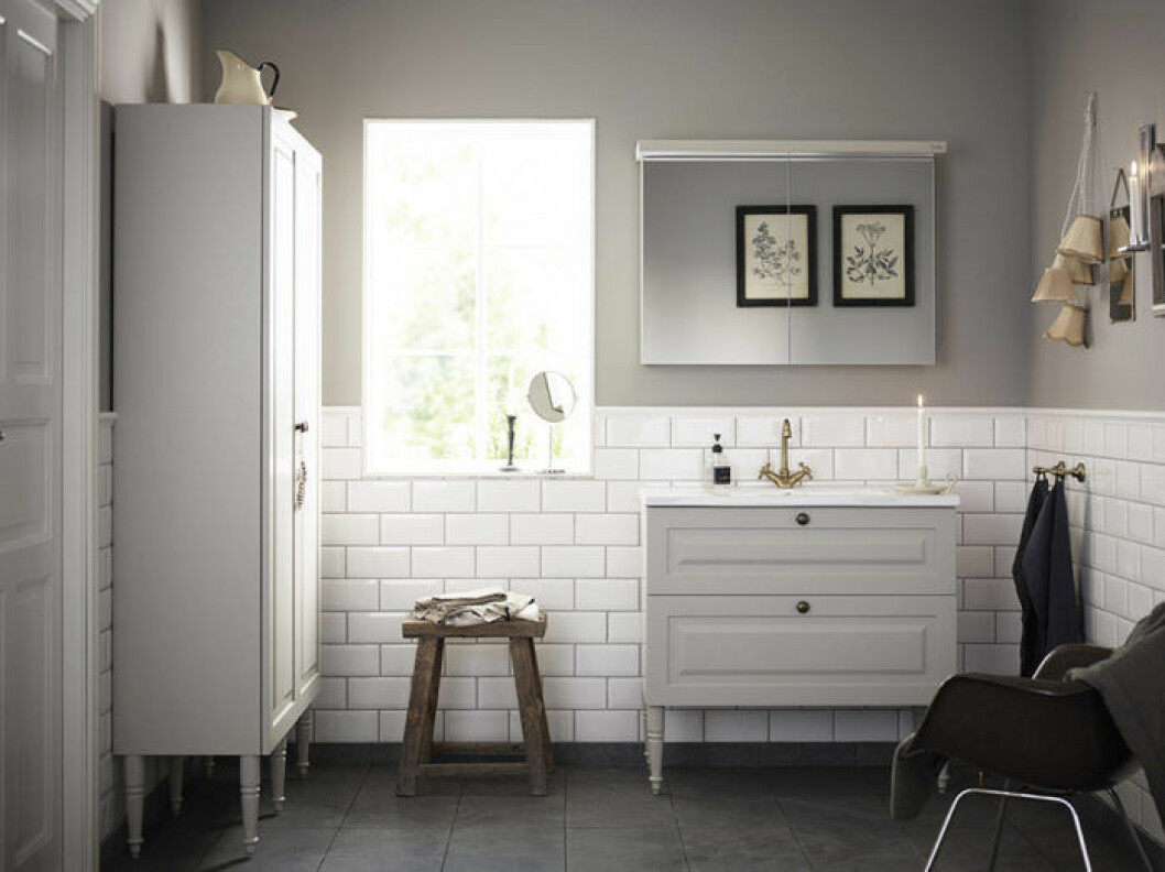Högskåp och tvättställspaket<em> Free</em> med lucka <em>Classic varmgrå</em>.