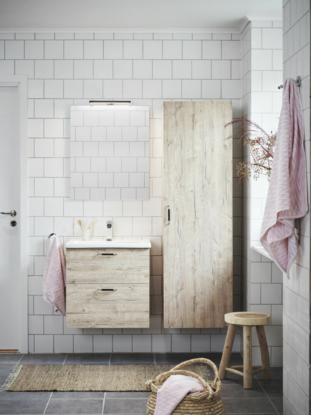Badrumsserien <em>Free</em> med lucka<em> Light wood</em>.