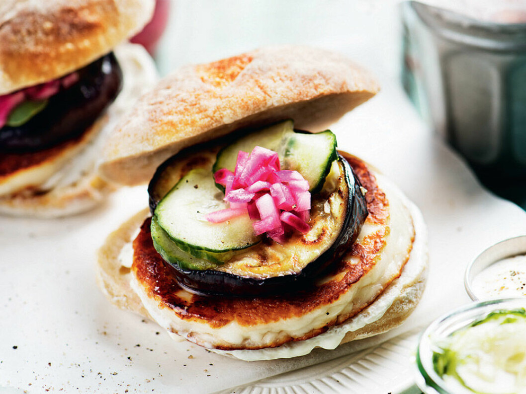 Halloumiburgare med picklad rödlök och sötpotatis pommes. Halloumiburgare med picklad rödlök och sötpotatis pommes.