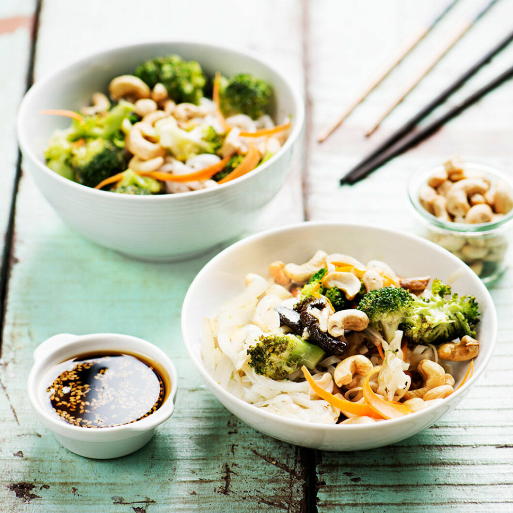 Nudlar med broccoli, cashewnötter och shiitake. Nudlar med broccoli, cashewnötter och shiitake.