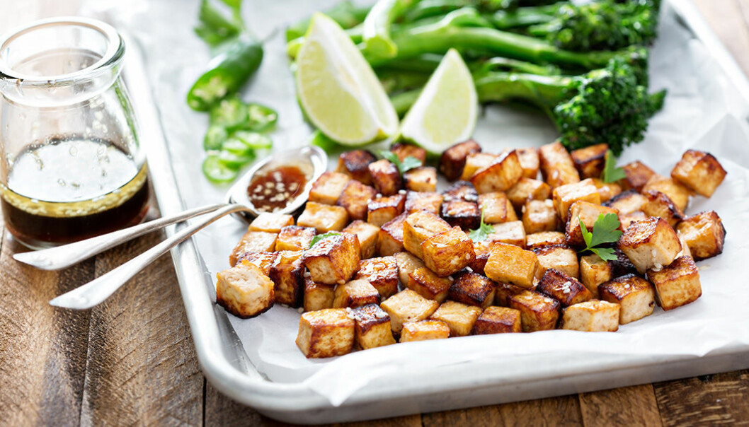 Marinerad tofu med sesamfrön och grönsaker.