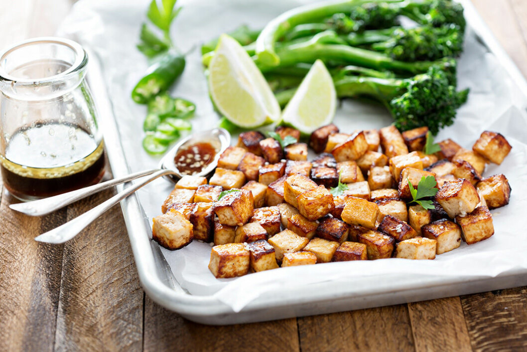 Marinerad tofu med sesamfrön och grönsaker. Foto: IBL