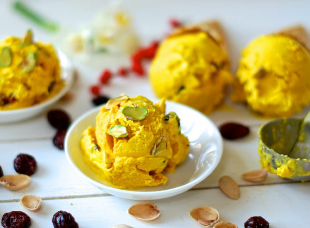 Saffransglass med tranbär och pistagenötter. Via <a href="http://planetplantbased.com/christmas-food/saffron-ice-cream-with-cranberries-and-pistachios/">Planetplantbased.com </a> Saffransglass med tranbär och pistagenötter.