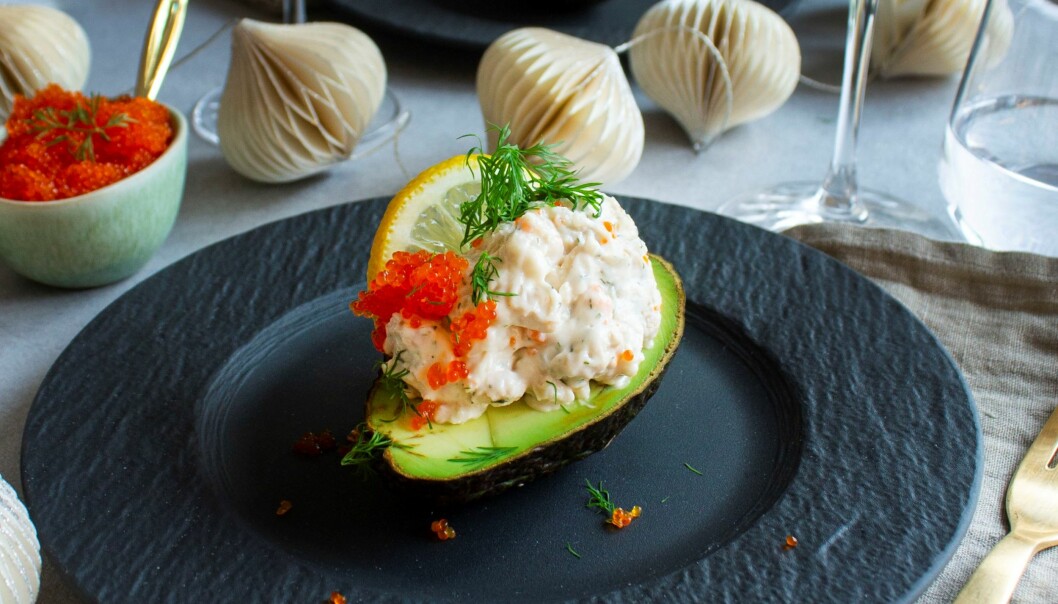 en halv avokado med vegansk skagenröra på