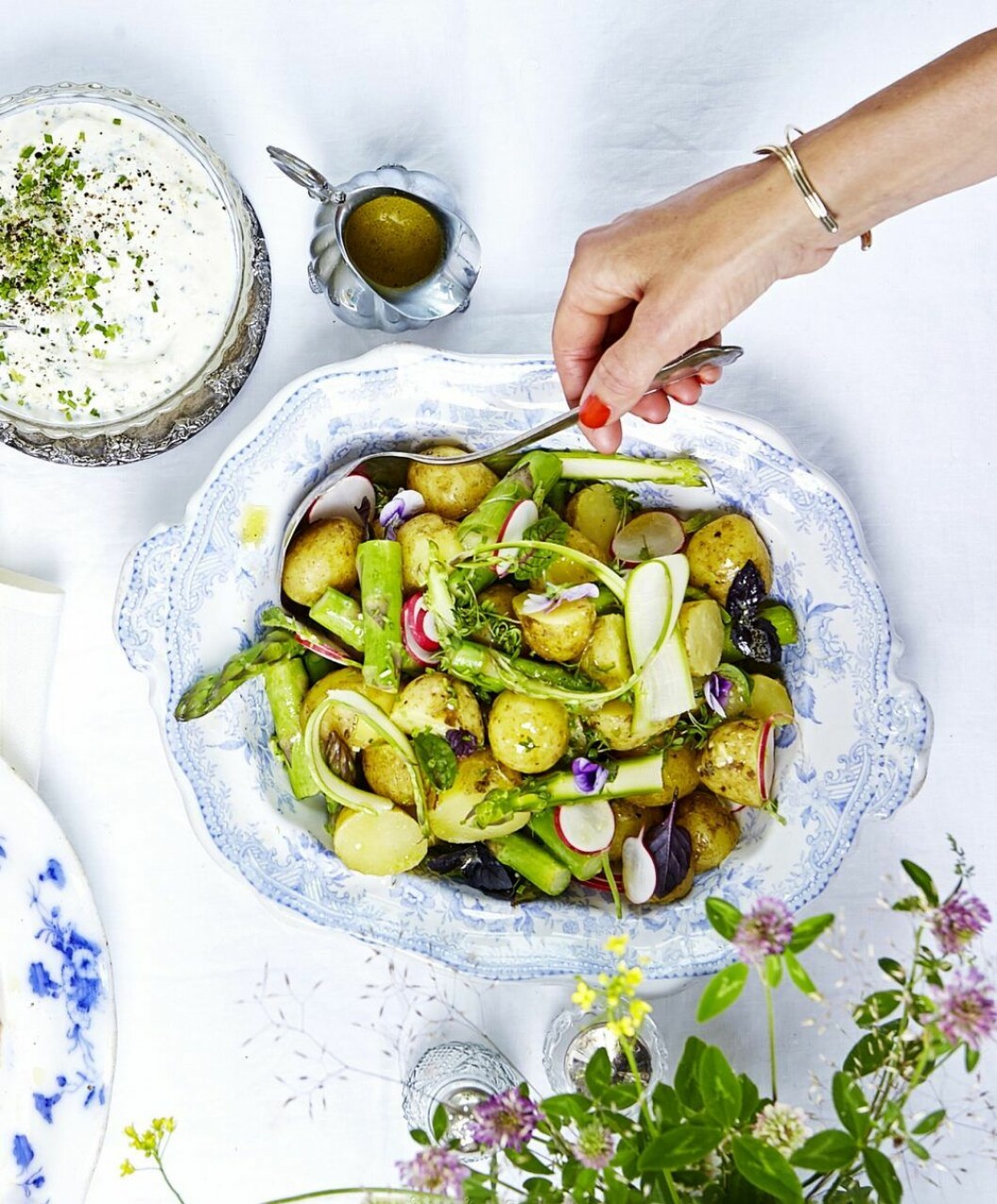 Hur ska man tänka när man bjuder veganer på midsommarmat? Här är några tips! recept potatissallad vegan midsommarmat