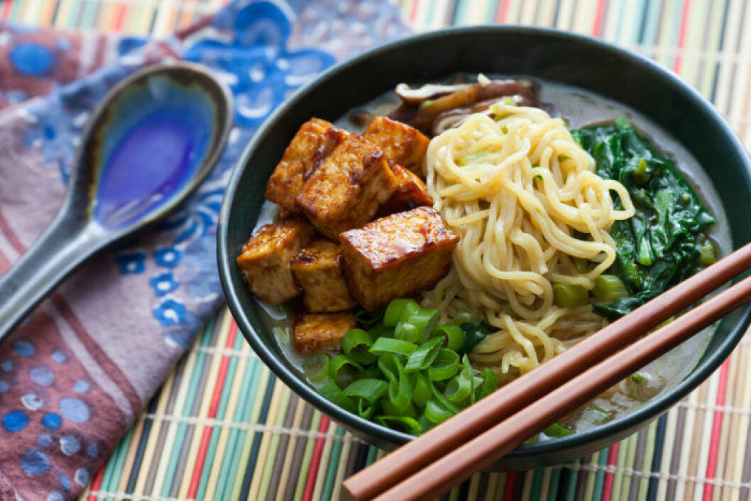 Miso och shiitake ramen med hoisinglaserad tofu.
