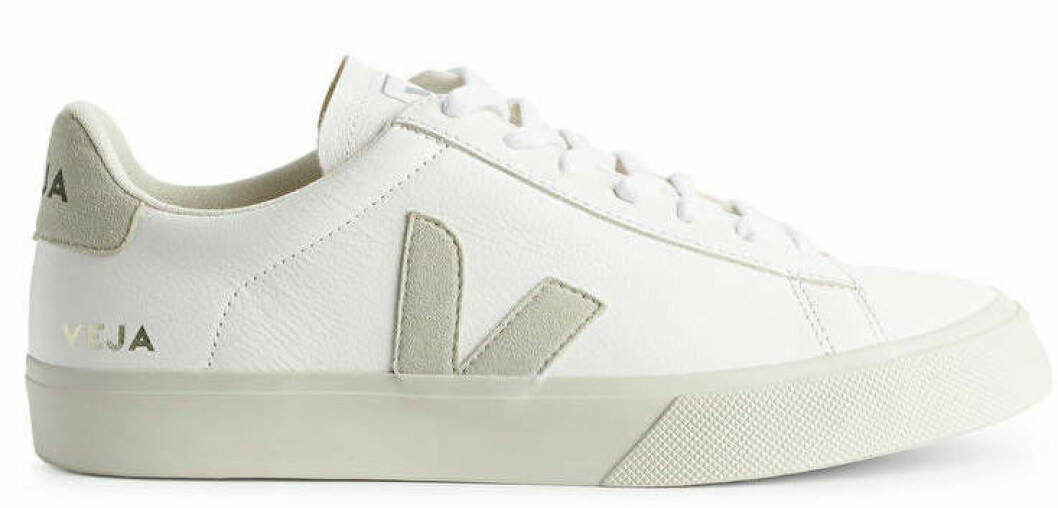 vita sneakers från veja med detaljer i beige.