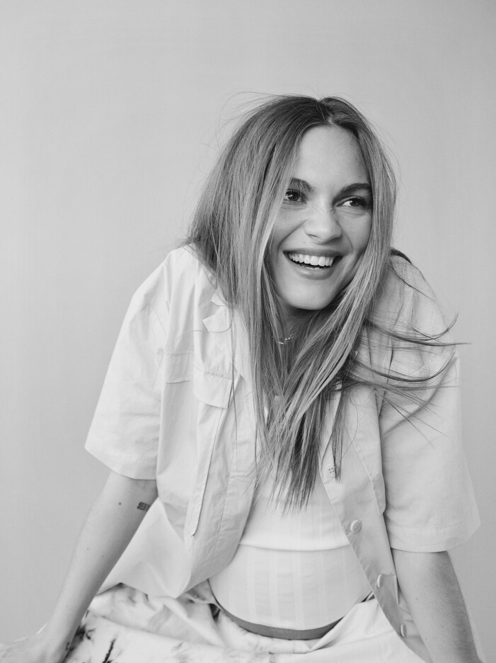 Skjorta, Remain Birger Christensen. Topp, EYTYS. Byxor, Hansen Garments. Halskedja, Tiffany & Co. Veneda Carter i en vit skjorta från Remain Birger Christensen