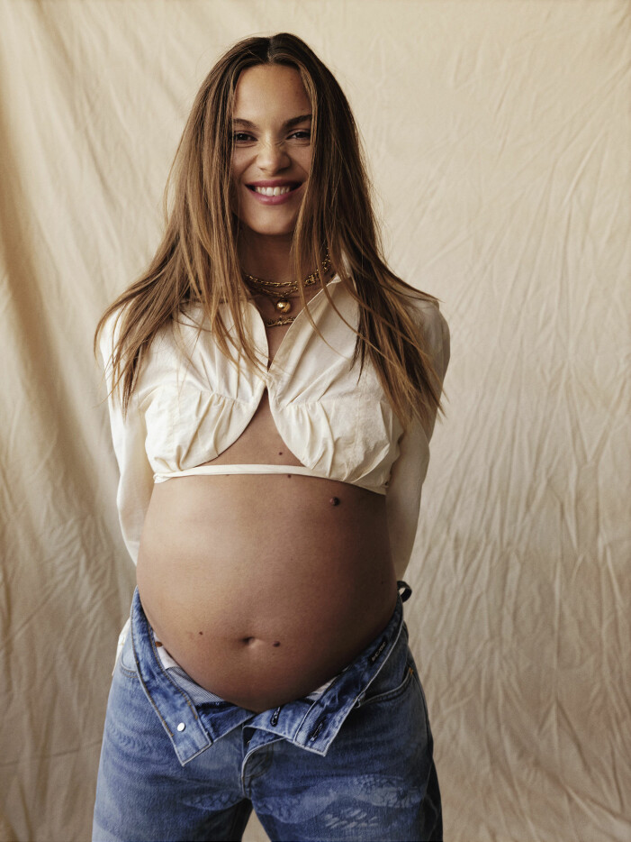 Topp, Jacquemus. Jeans, EYTYS. Chunky kedja med berlock, Tiffany & Co. Resten av smyckena är Venedas egna. Veneda Carter är bosatt i West Hollywood och väntar sitt första barn