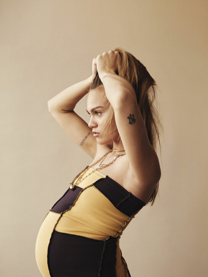 Klänning, Kernemilk. Choker i guld, Cartier. Lång kedja med berlock, Tiffany & Co. Resten av smyckena är Venedas egna. Veneda bär en gul och svart klänning från Kernemilk