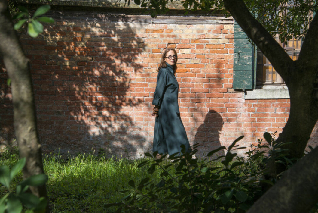 Christine vandrar längs med Edens trädgård.