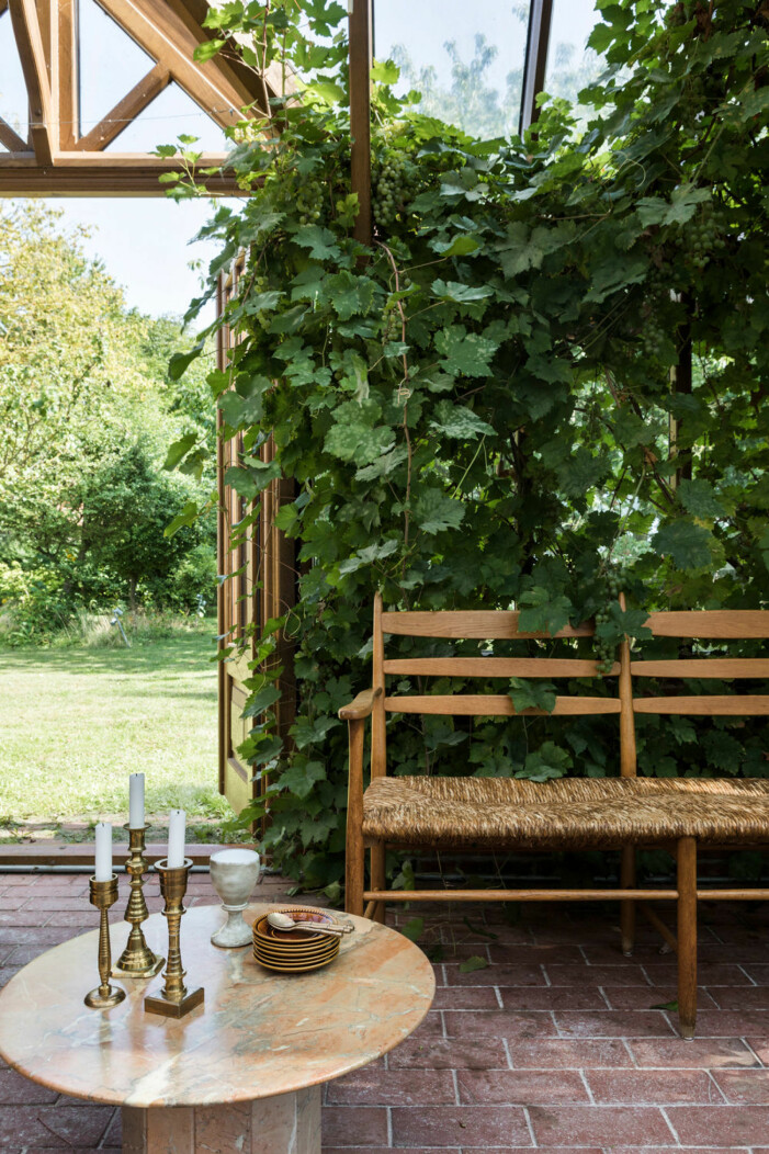 Den fantastiska trädgården där ute- och innerum möts på bästa sätt. Foto: Mikael Lundblad Stylist: Katia Thøger. Kika in hos Fredrika Magnusson Ciotti i Skåne, se bilderna här