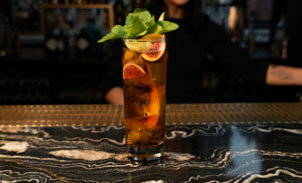 Vermouth Ginger Ale. Vermouth ginger ale funkar under alla säsonger. Anpassa efter årstid med säsongens frukt.