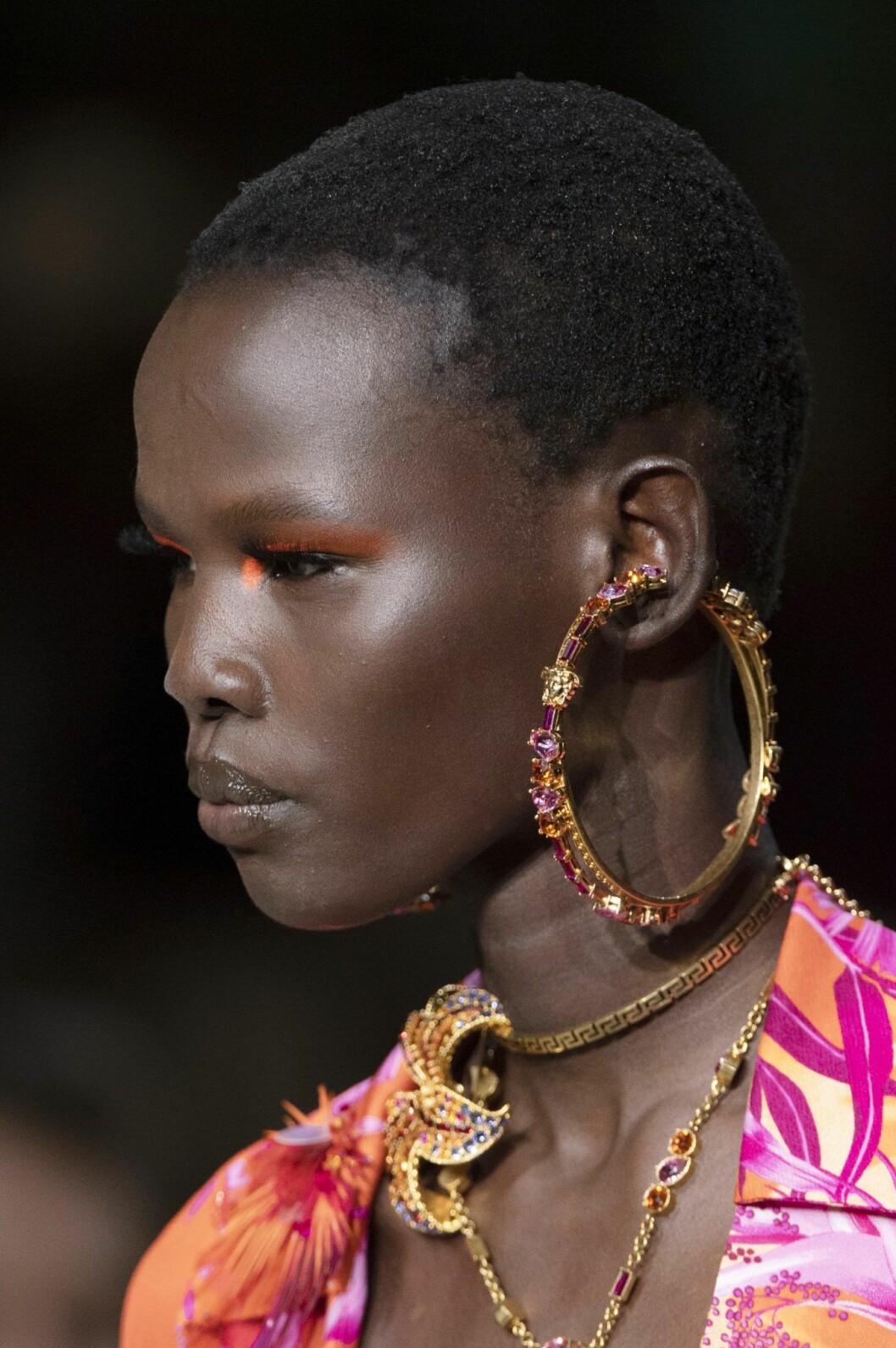 Versace bjöd på en av vårens hetaste accessoartrender. Hoops är tillbaka. 