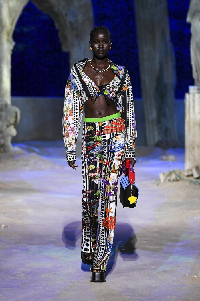 Versace. Mönstermix vårmode 2021 Versace