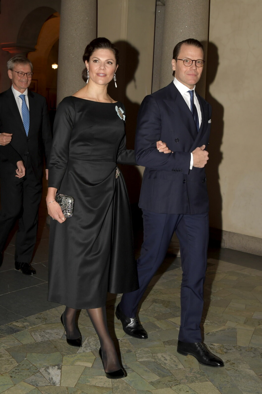 victoria och daniel går in i blå hallen