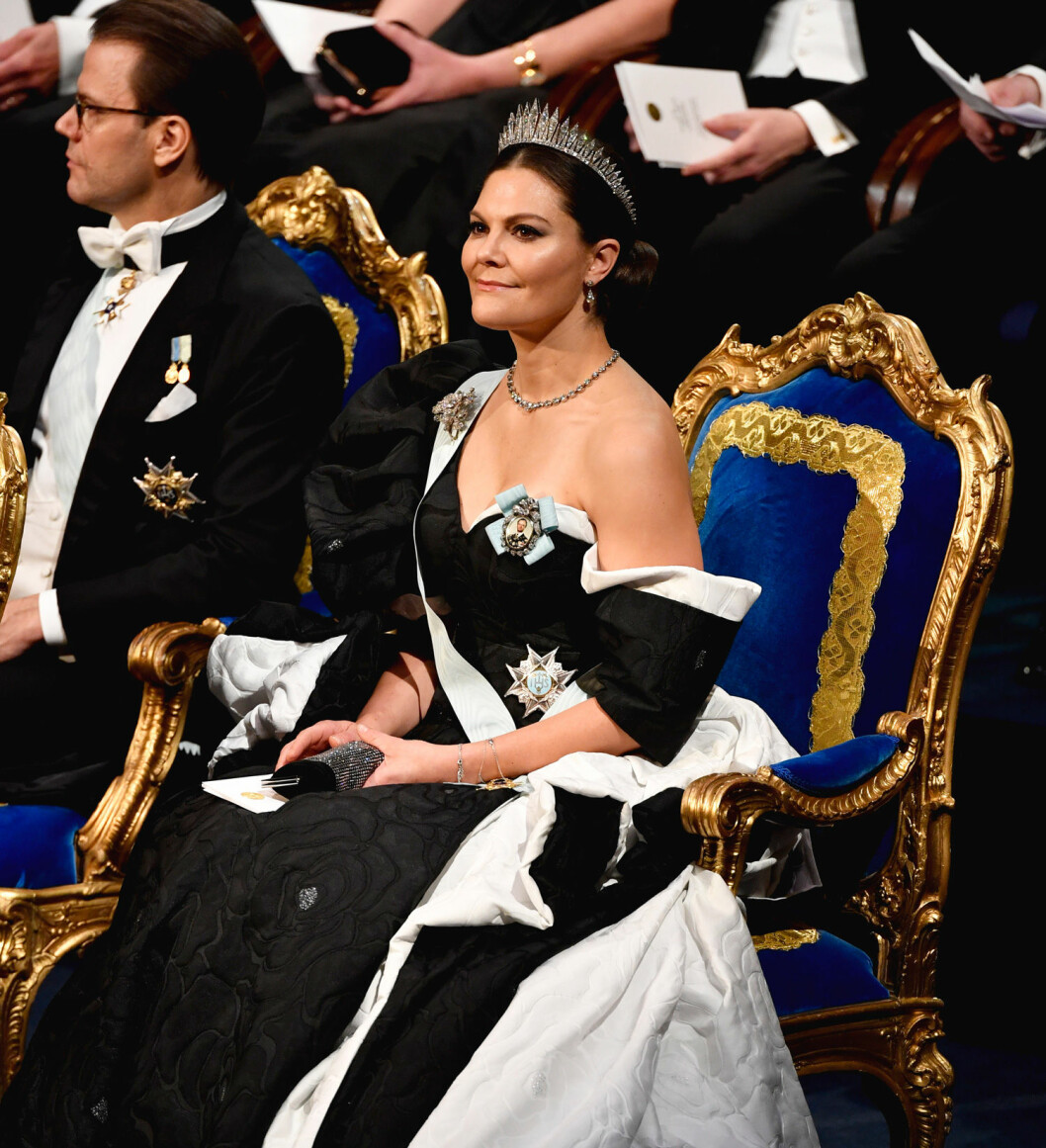 Kronprinsessan älskar verkligen stråldiademet.
