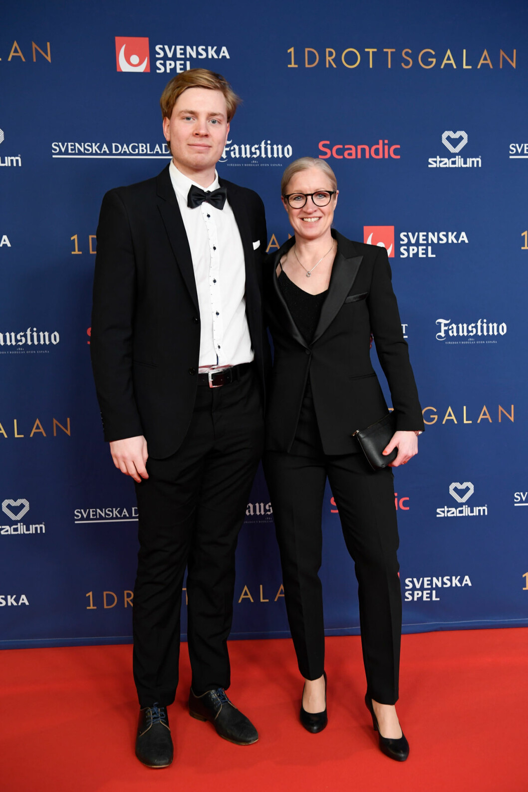 Victoria Sandell Svensson med sällskap. Victoria Sandell Svensson med sällskap på röda mattan på Idrottsgalan 2020