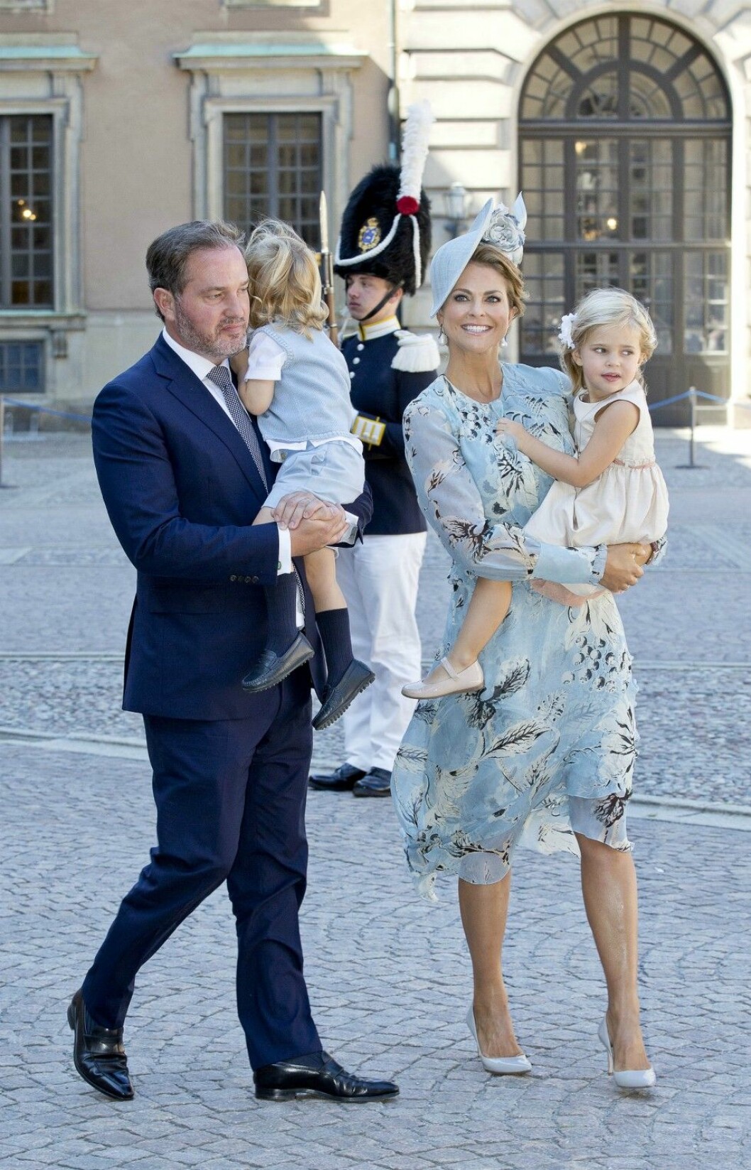 Prinsessan Madeleine bar brittisk design. Hennes klänning kommer från Erdem. Hatten är gjord av Philip Treacy.