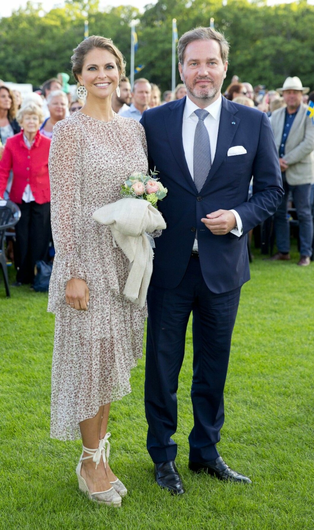 På kvällen, under firandet på Öland, satsade prinsessan Madeleine på en klänning från Zimmermann. Hennes kilklackar är från Valentino.