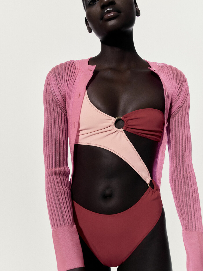 Kofta, 8 063 kr, Cecilie Bahnsen/Mytheresa. Baddräkt, 2 941 kr, Stella McCartney. Modellen bär en tvådelad baddräkt och en rosa kofta