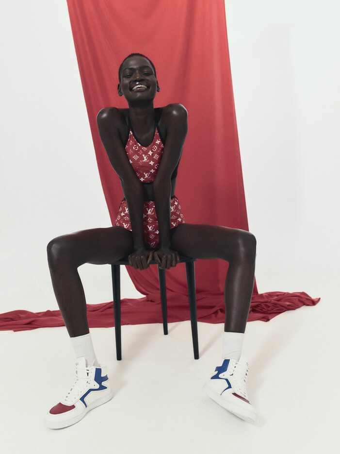 Bikinitopp, 3 546 kr, och bikinitrosa, 2 533 kr, båda Louis Vuitton. Strumpor, 49 kr, Arket. Sneakers, 7 500 kr, Celine by Hedi Slimane. Modellen har på sig en röd bikini och sneakers