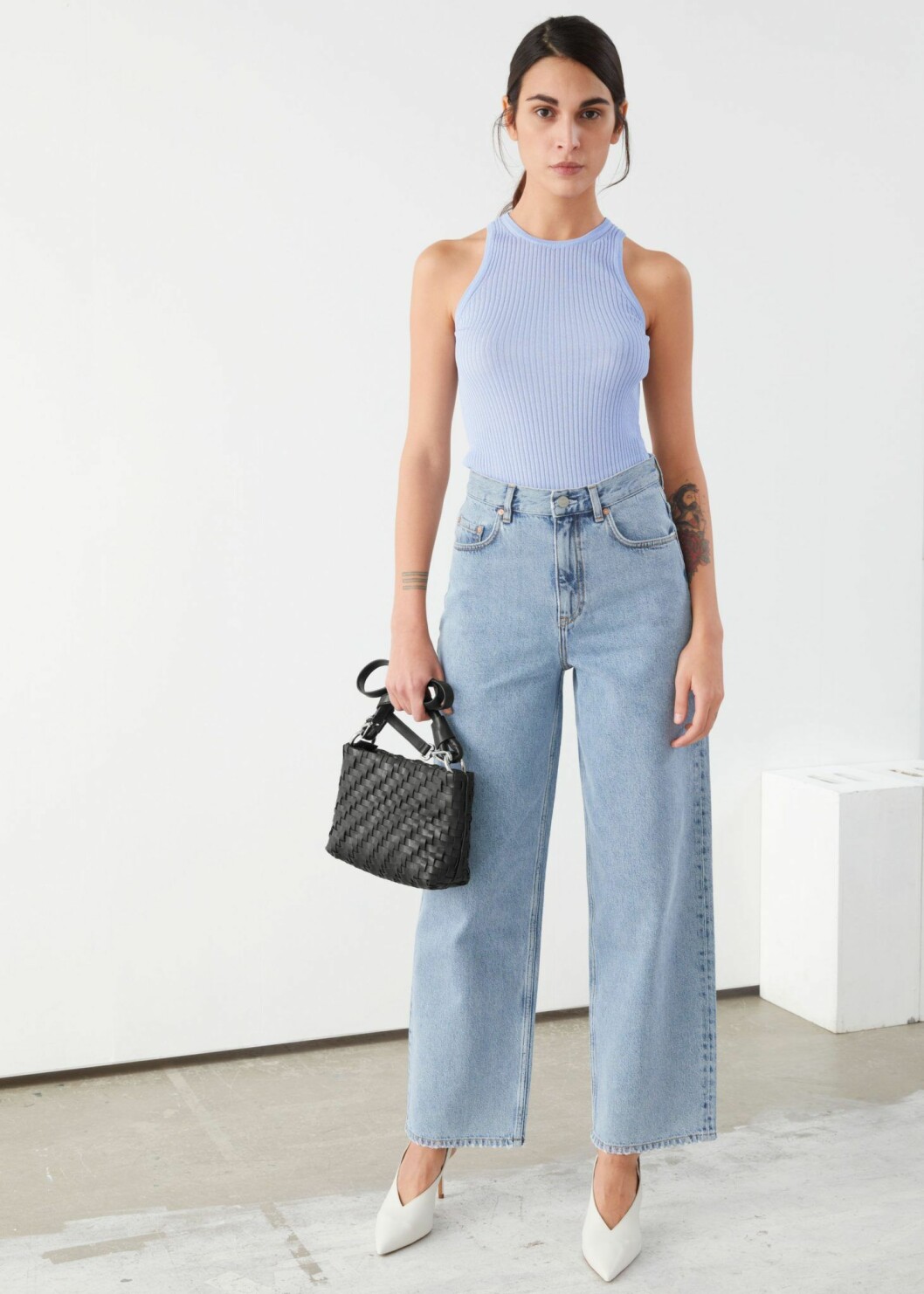 Ljusa jeans i vid modell från & Other stories.