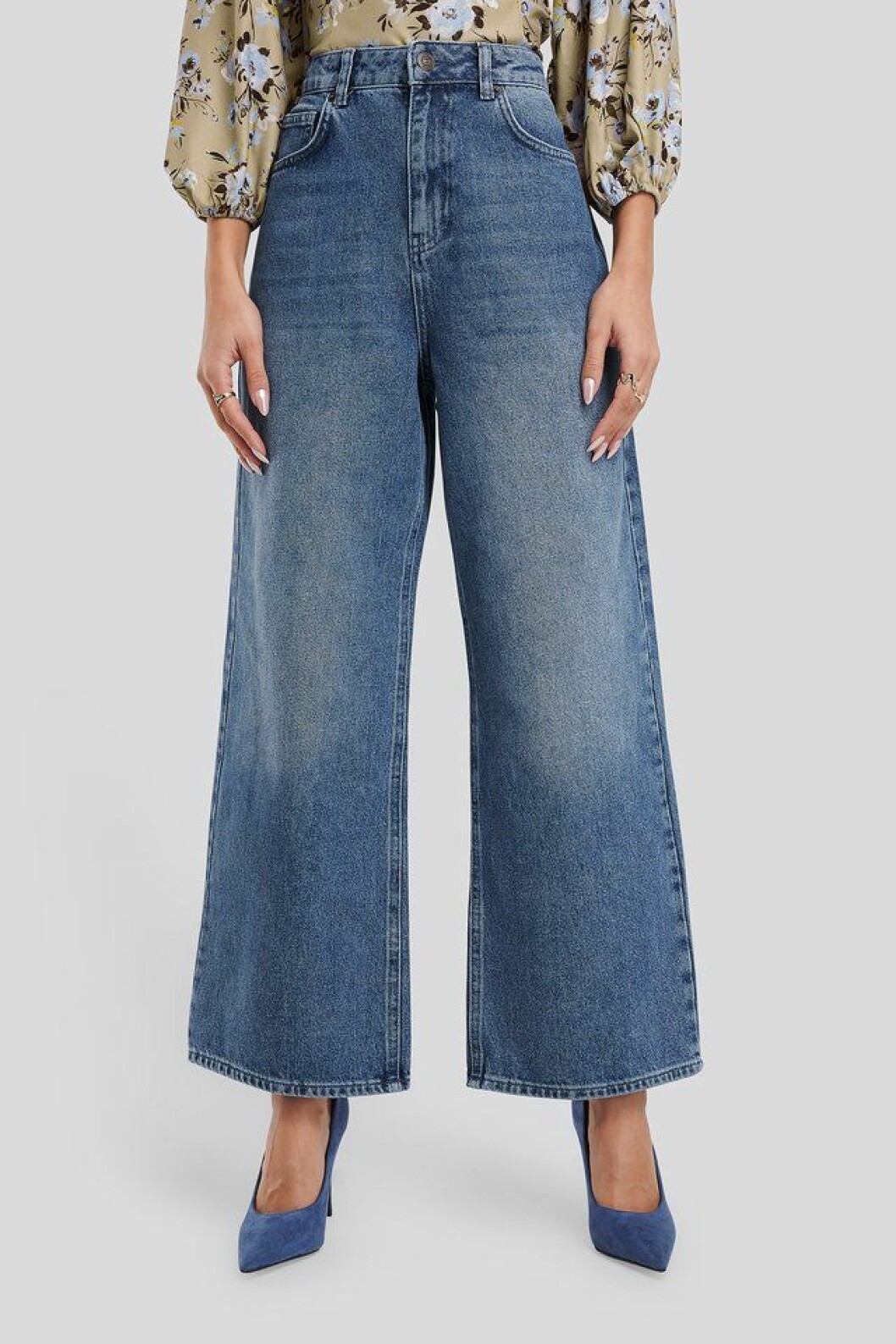 Vida jeans i mörkblå tvätt och en något croppad modell från Na-kd.