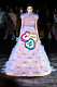 Lilablå klänning med tryck på Viktor & Rolfs SS19–visning på Couture Week i Paris
