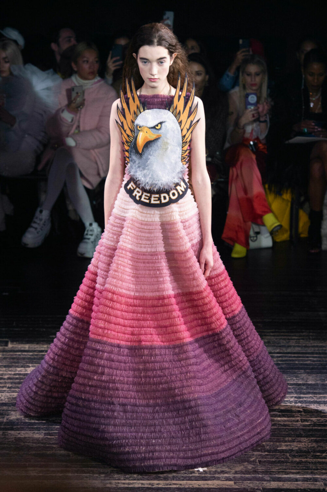 Klänning med örn på Viktor & Rolfs SS19–visning på Couture Week i Paris
