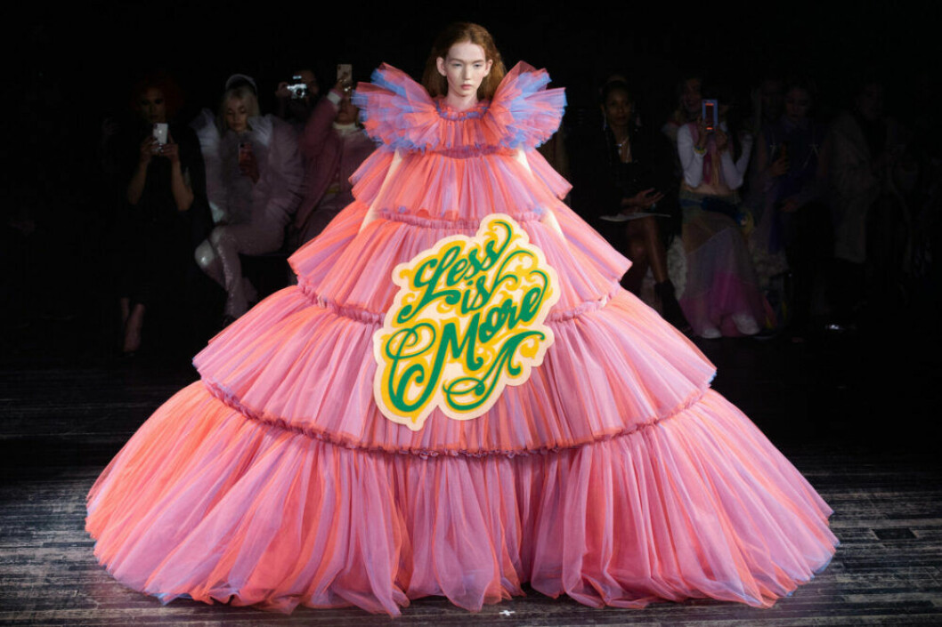 Klänning "Love me" på Viktor & Rolfs SS19–visning på Couture Week i Paris