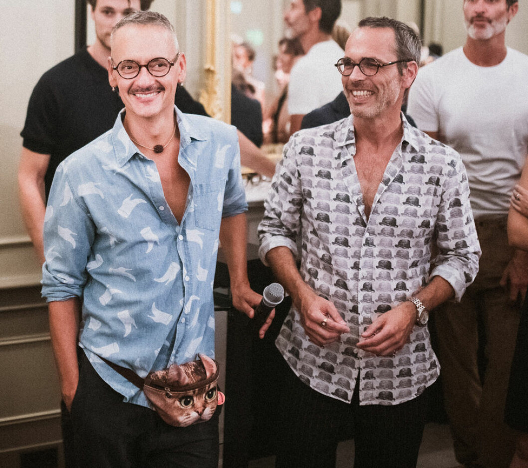 Viktor till vänster och Rolf till höger på lanseringen av Viktor&Rolf x Specsavers kollektionen i Amsterdam. Designduon Viktor&Rolf i mönstrade skjortor skjortor.