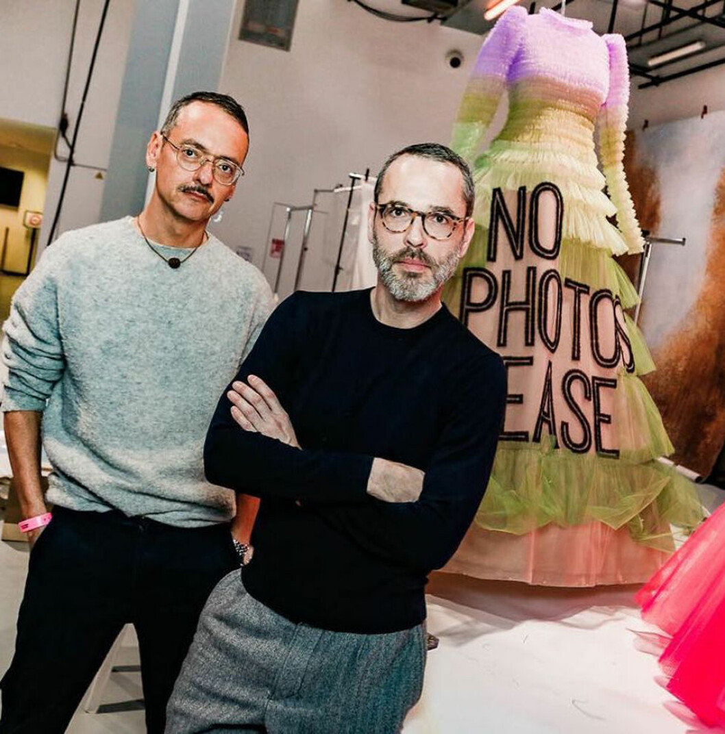 Viktor&Rolf med en av sina makalösa couturekreationer i bakgrunden. Designduon Viktor&Rolf i stickade tröjor
