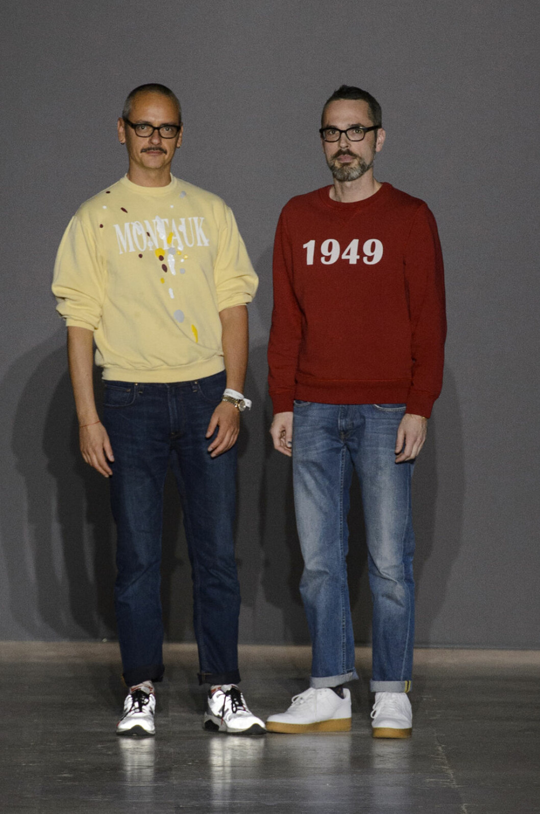 Designduon Viktor&Rolf är casual & cute i fina collagetröjor. Designduon Viktor&Rolf i collagetröjor