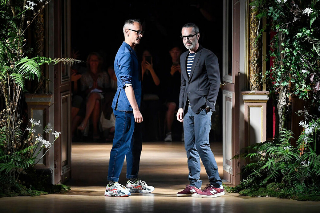 Viktor&Rolf Designduon Viktor&Rolf i jeans och skjorta